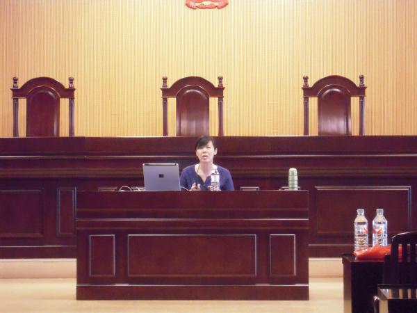 吴小英教授做《民诉法修正案》讲座.JPG 吴小英教授做《民诉法修正案》讲座.JPG